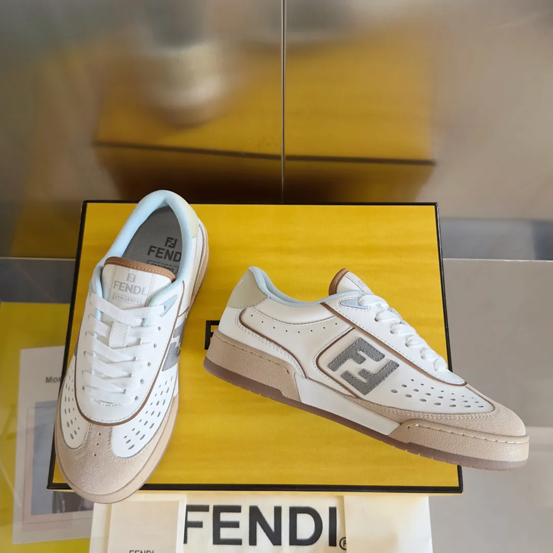 Top version: Couple model, leather cover 720💰 Fendi Fendi match series, couple model, film, casual sports shoes, sneakers, original purchase, development and production of these FENDI Match lace-up sports shoes. Small perforations accent the upper. Made of white leather with beige suede details. Matcha green leather FF applique. Rubber sole with FENDI lettering on the side. Comes with exquisite packaging at the counter 🛍📦 ▪️ Fabric: Original custom imported first-layer cowhide ▪️ Lining: Imported custom breathable mesh ▪️ Sole: Original molded TPU two-color combination sole ▪️ Sole thickness: 3CM ▪️ Size: Women's 35-41 / Men's 39-45